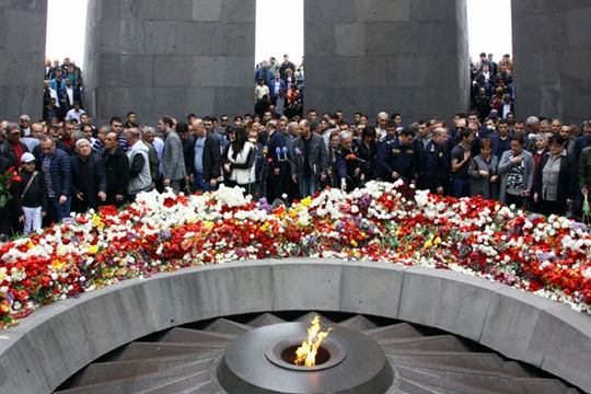 Մենք բոլորս պահանջատեր ենք. Հայաստանի ասորական համայնքը հարգանքի տուրք մատուցեց Ցեղասպանության զոհերի հիշատակին