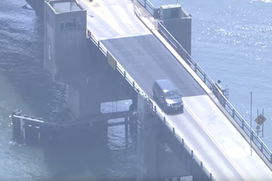 ԱՄՆ-ում մեքենան թռչել է բացվող կամրջի վրայով