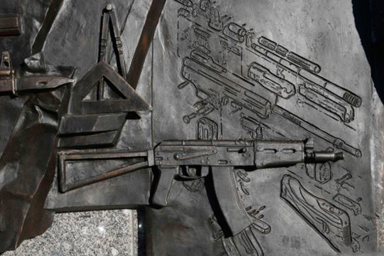 Կալաշնիկովի հուշարձանից ապամոնտաժել են գերմանական «Շմայսեր» հրացանի հատվածը