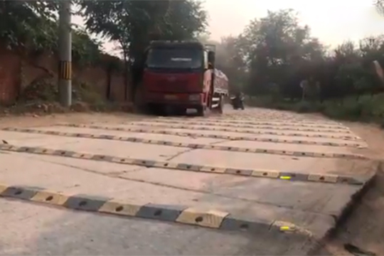 Չինաստանում 1 կմ ճանապարհի վրա 600 «պառկած ոստիկան» է տեղադրվել