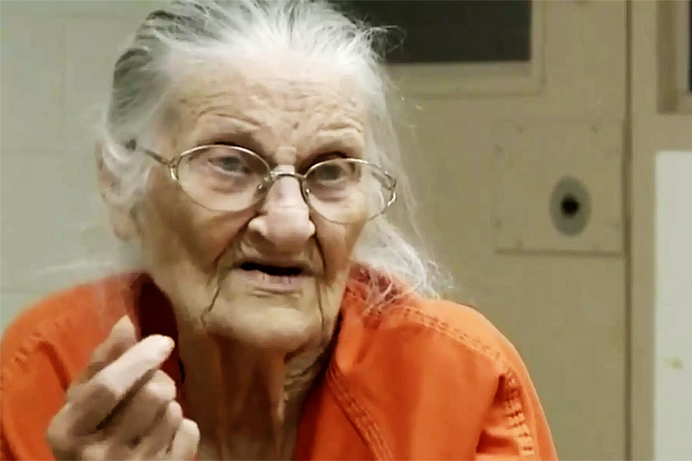 93-ամյա հաշմանդամ տատիկի դաժան ձերբակալությունը տեսագրվել է