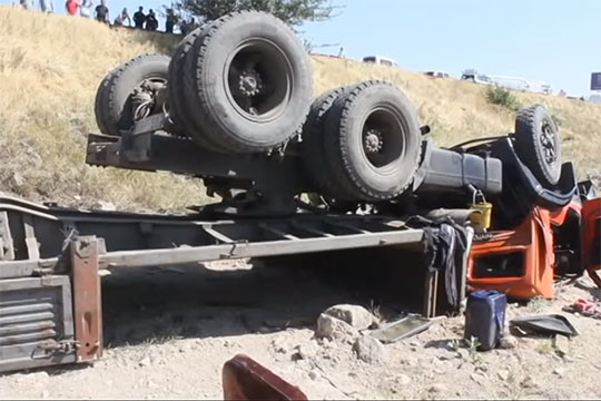 Երևան-Սևան ավտոճանապարհին բեռնատարը գլորվել է ձորը. Վարորդը մահացել է