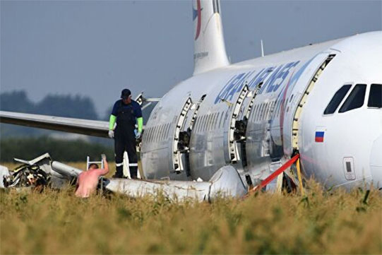 Մոսկվայի մերձակայքում վթարային վայրէջք կատարած ինքնաթիռը դուրս է բերվել դաշտից