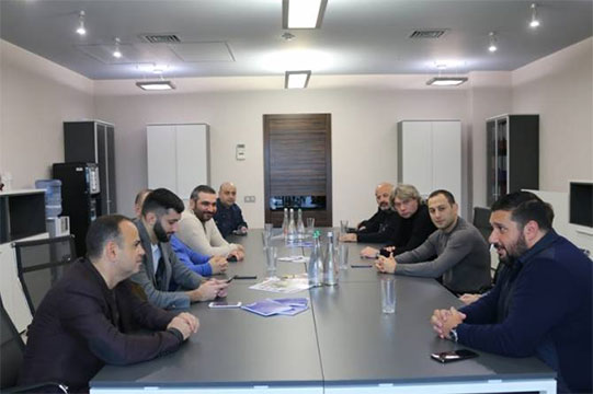 Ուկրաինայի հայ համայնքի չիրացված ներուժը. Զարեհ Սինանյանն սկսել է հանդիպումների շարքը