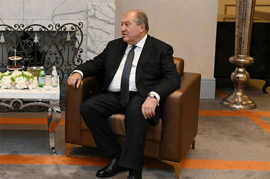 Նախագահ Արմեն Սարգսյանը հանդիպել է Կատարի Հայր Էմիր Համադ բին Խալիֆա Ալ Թանիի հետ