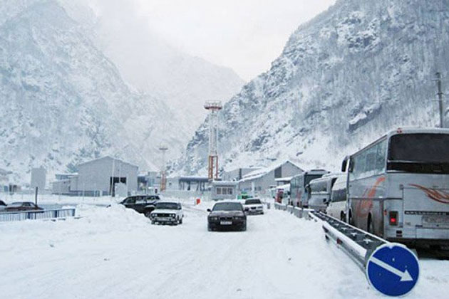Ստեփանծմինդա-Լարս ավտոճանապարհը  բաց է բոլոր տեսակի ավտոմեքենաների համար. ռուսական կողմում կա  կուտակված մոտ 230 բեռնատար