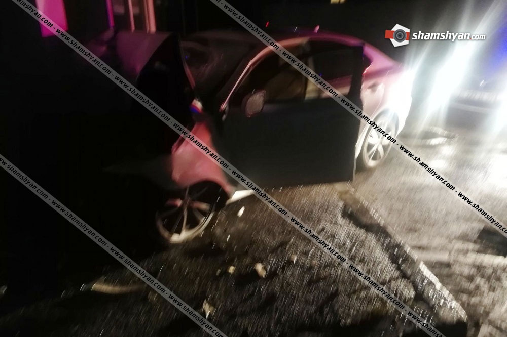 Lexus-ը բախվել է Ավան վարչական շրջանի ղեկավարի աշխատավայրի շենքի պատին. կա վիրավոր