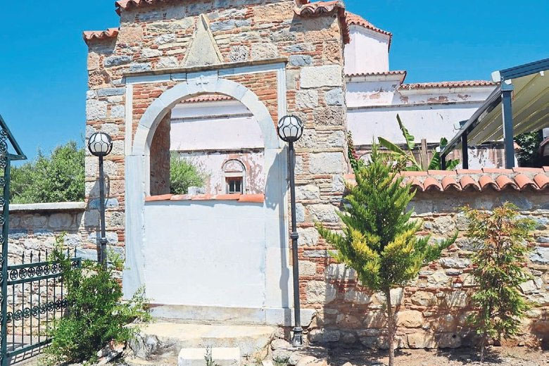 Թուրքիայում պատով փակել են հունական եկեղեցու պարսպի մուտքերը