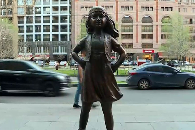 Անվախ աղջկա արձանը՝ Կառավարության դիմաց