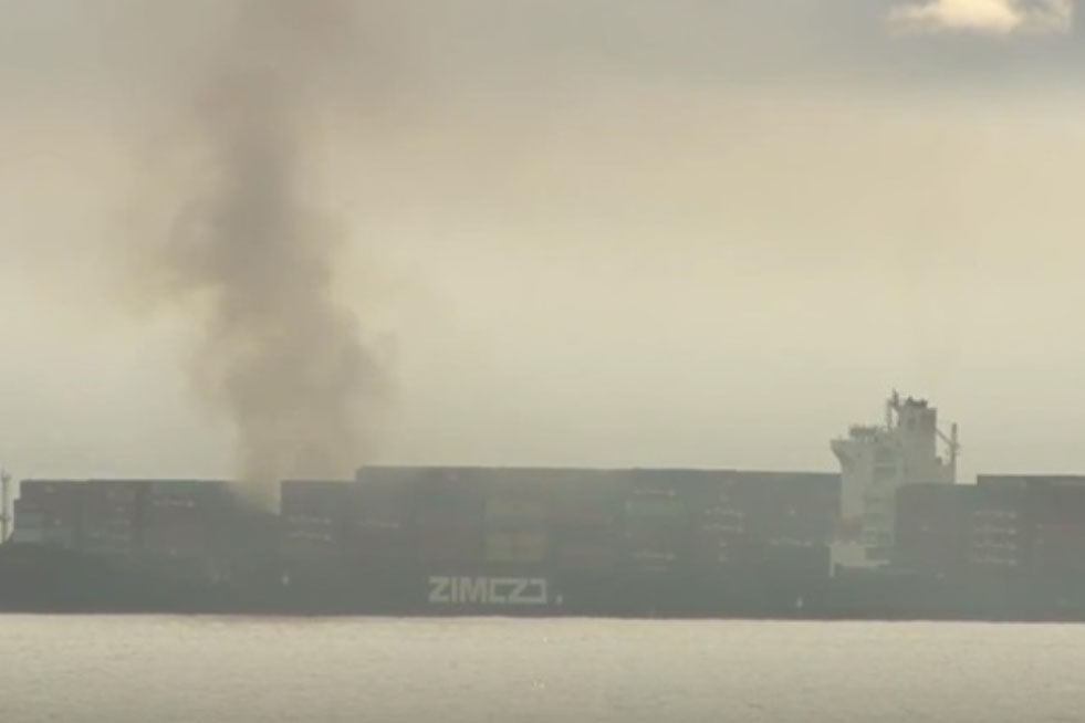 Կանադայի և ԱՄՆ-ի սահմանին բեռնատար նավ է այրվում