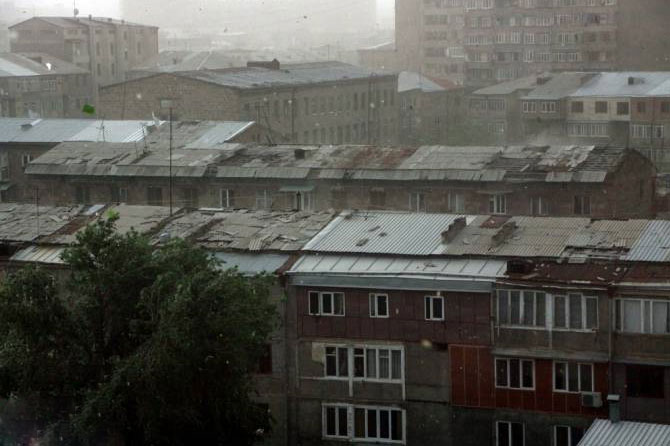 Երևանում  քամին վնասել է շինությունների տանիքներ, կոտրել ծառեր և պոկել էլեկտրական լարեր