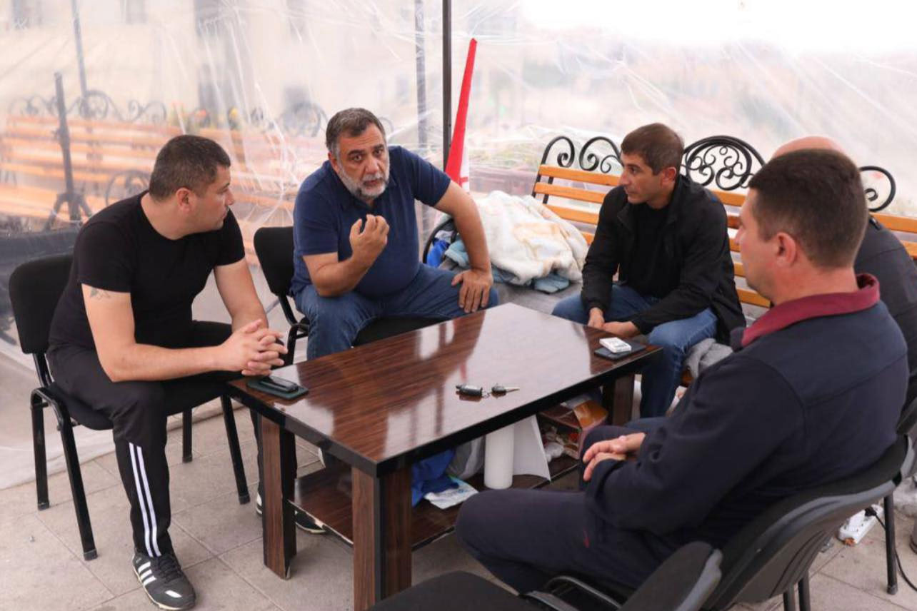 Ռուբեն Վարդանյանը հանդիպել է Ստեփանակերտում նստացույց իրականացնող մի խումբ քաղաքացիների հետ