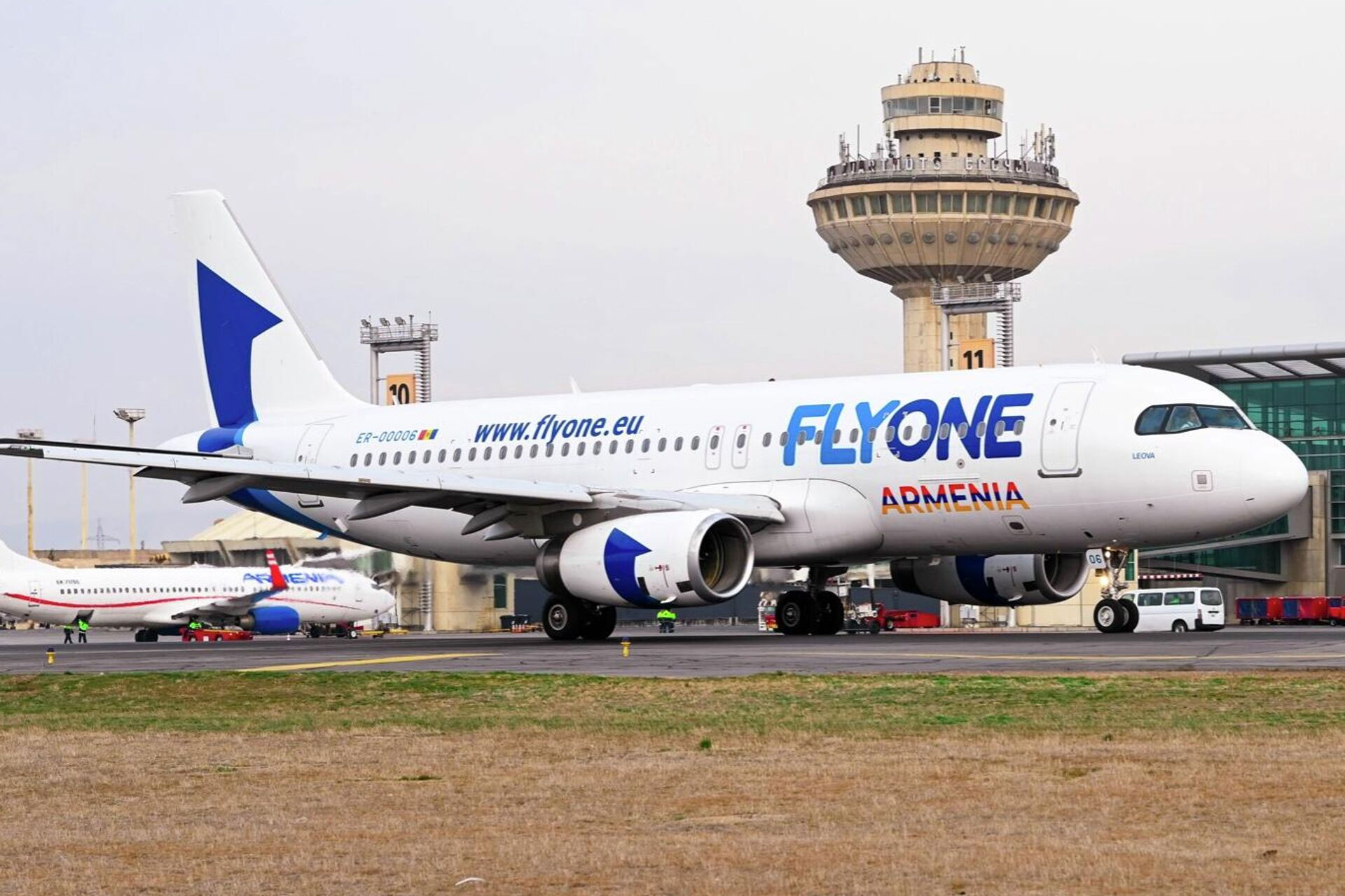 Авиакомпания flyone armenia. Airbus a 320 flyone Armenia. Авиакомпания Fly one Armenia. Аэробус а320 Fly one Armenia. Fly one Armenia самолеты.