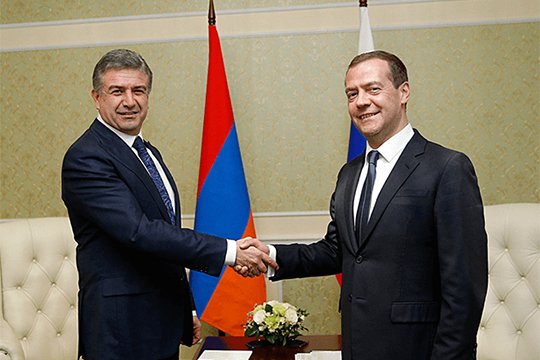 Что прошепчет Медведев на ухо Карена Карапетяну?