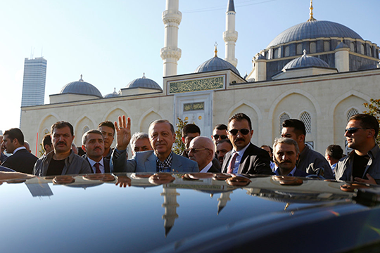 Президент Турции Реджеп Тайип Эрдоган упал в обморок во время утренней молитвы в мечети