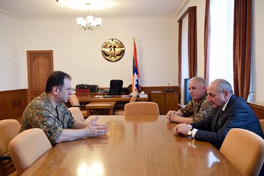 Бако Саакян и Виген Саргсян обсудили вопросы, касающиеся армейского строительства