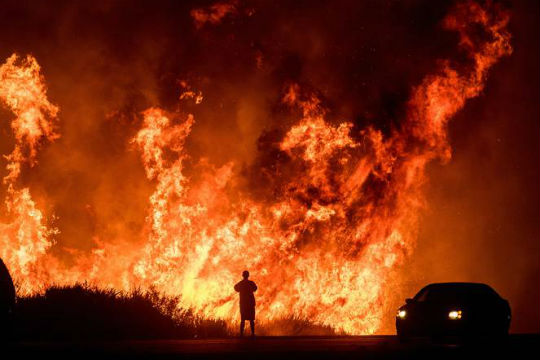 В Лос-Анджелесе установили самый высокий в истории уровень опасности из-за пожаров