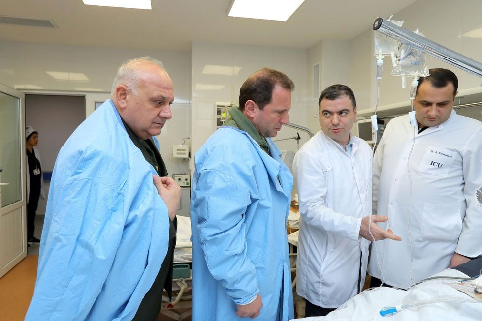 Министр обороны Армении посетил военный госпиталь