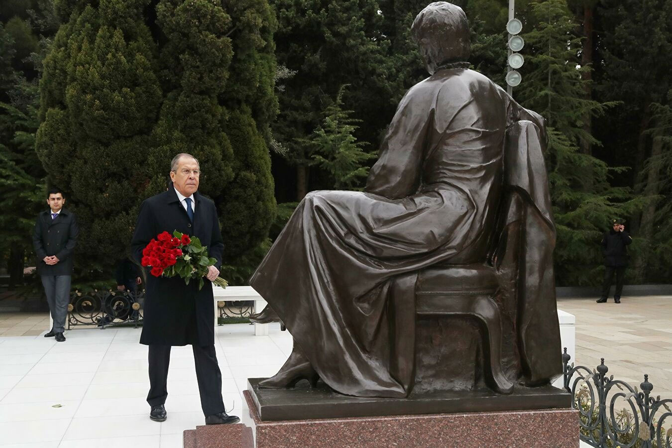 Лавров возложил венок к мемориалу Гейдара Алиева в Баку