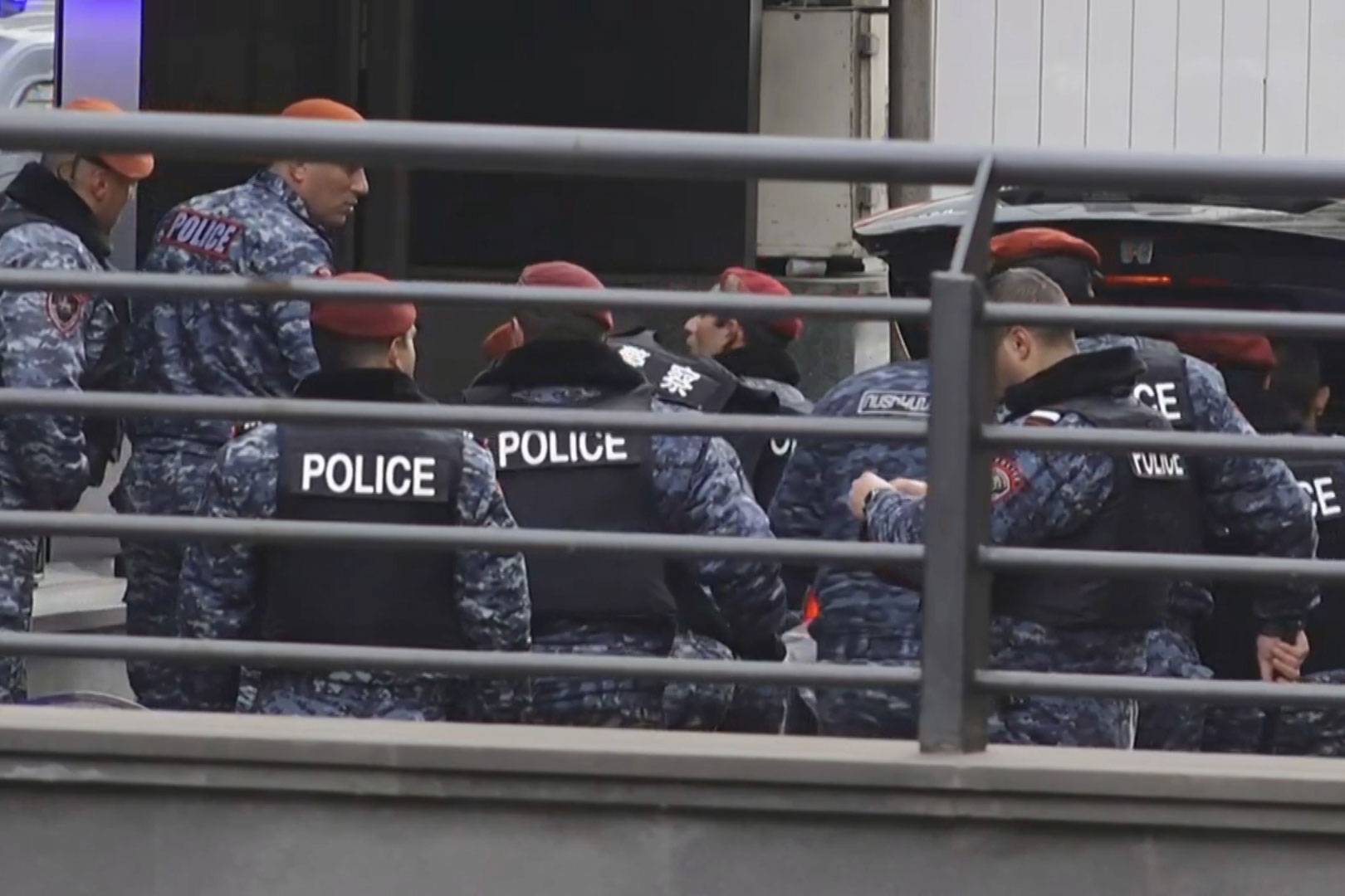 Вооруженный мужчина из бизнес-центра «Эребуни плаза» доставлен в Полицию