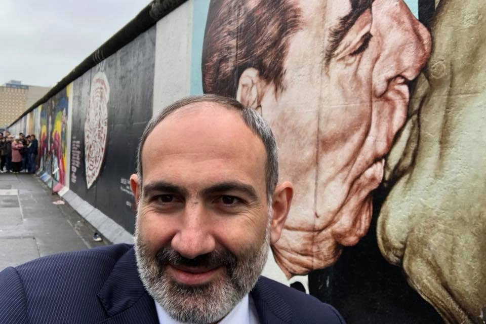Никол Пашинян: Берлинская стена отныне музейный экспонат, место для фотографирования