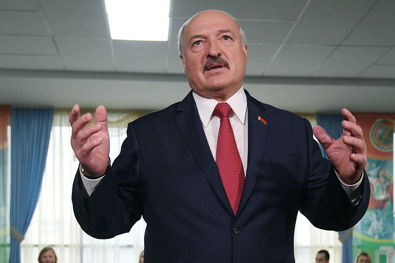 Лукашенко: Не надо перед россиянами становиться на колени