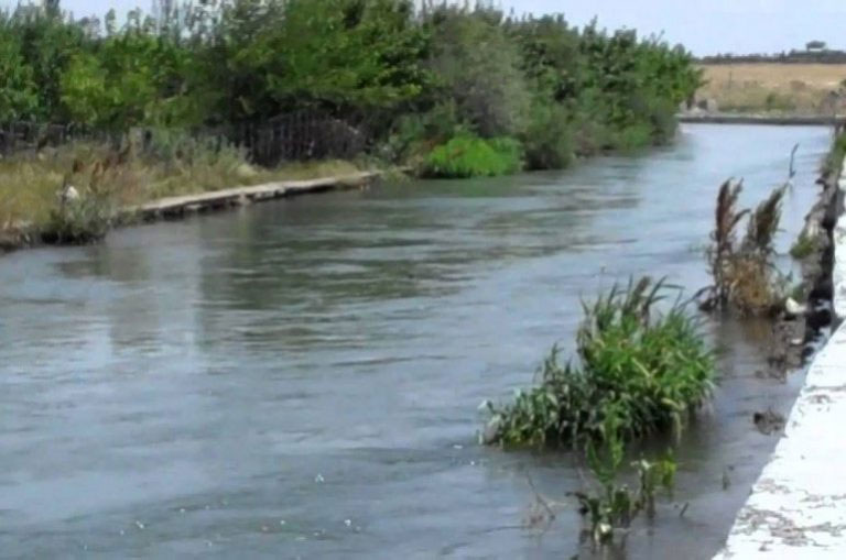 В селе Агдзк гражданин упал в канал
