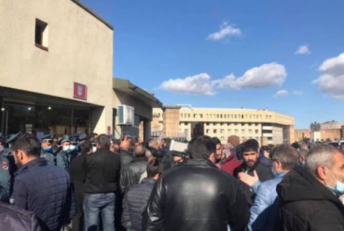 Родные пропавших без вести военнослужащих проводят акцию протеста перед зданием Минобороны Армении