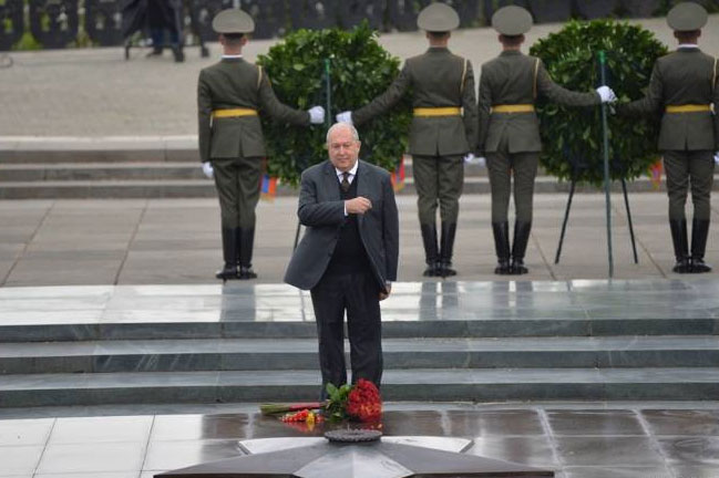 От имени президента Армении  в пантеоне  Ераблур  возложили венок: он направил послание по случаю Дня Победы и Мира
