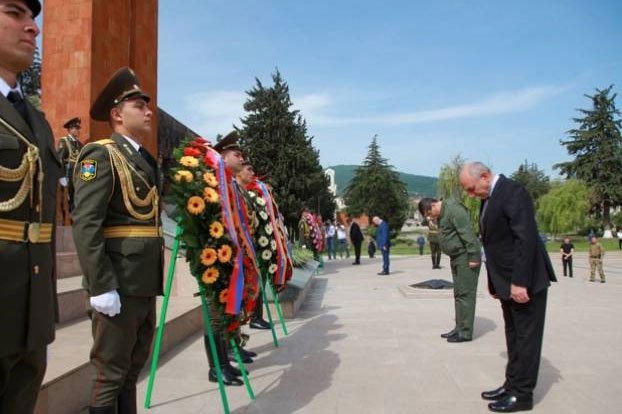 Араик Арутюнян, Бако Саакян и Аркадий Гукасян посетили Степанакертский мемориал