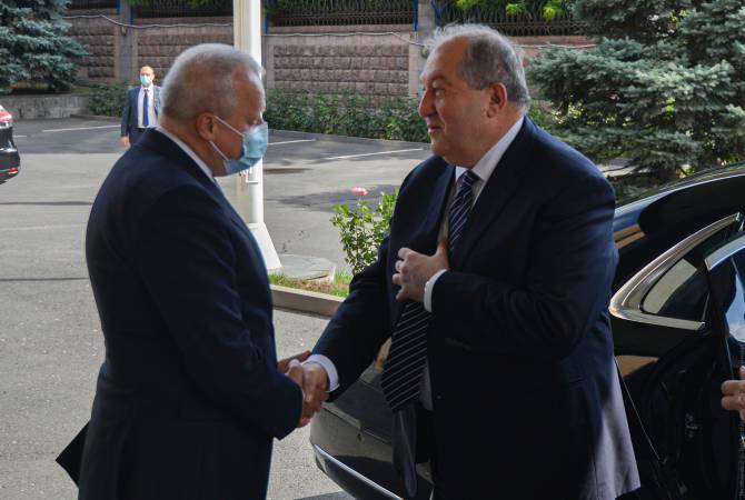 Армен Саргсян посетил посольство РФ в Армении