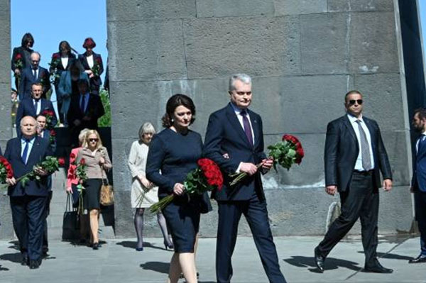 Президент Литвы в Цицернакаберде почтил память жертв Геноцида армян