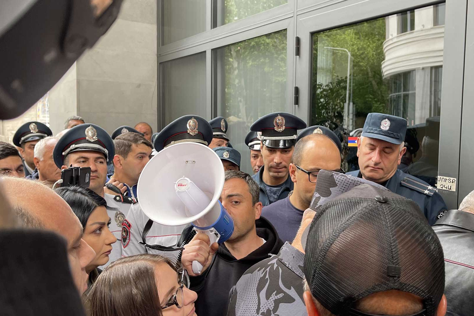 Оппозиционеры окружили здание МИД Армении