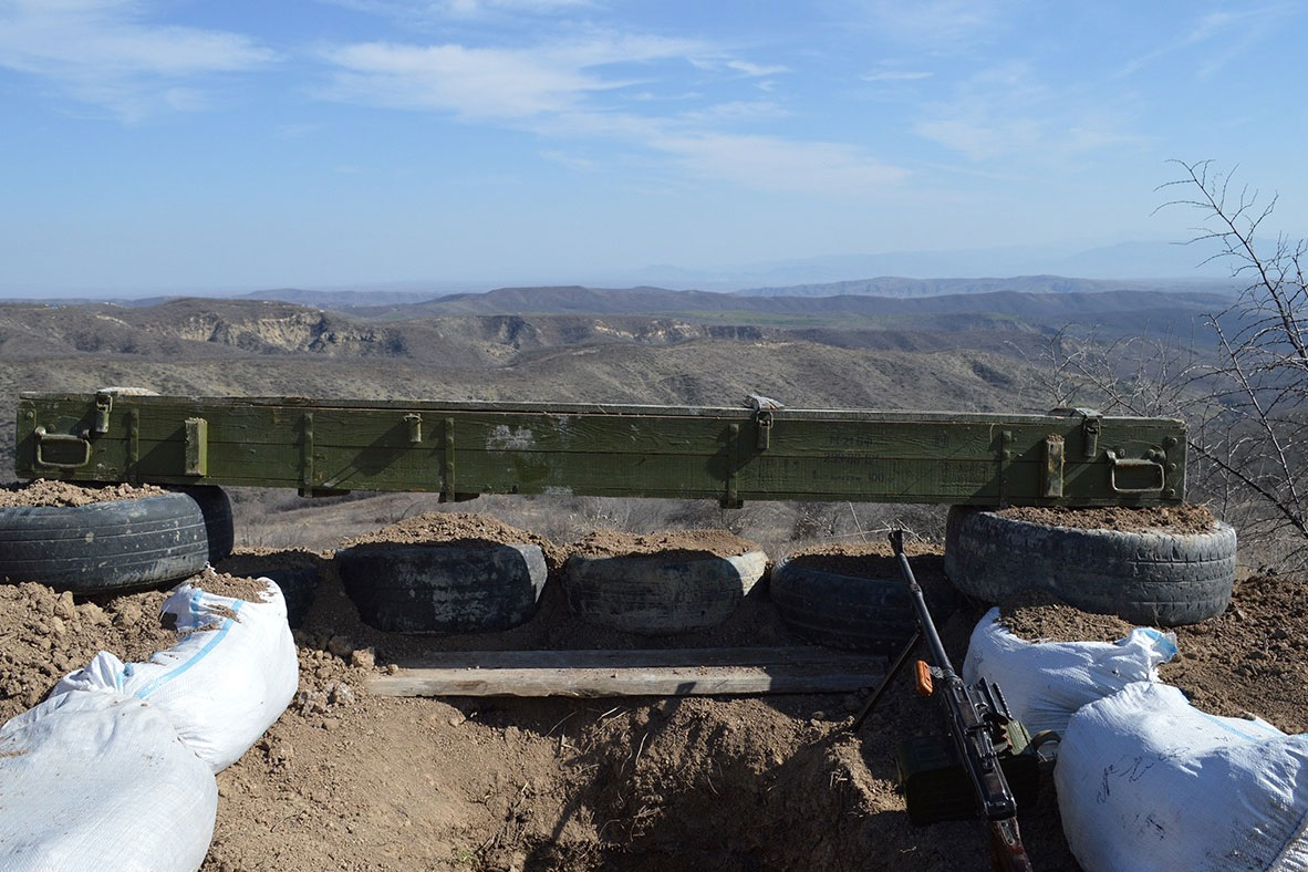 На отдельных участках линии соприкосновения Азербайджан применил стрелковое оружие. С армянской стороны потерь нет