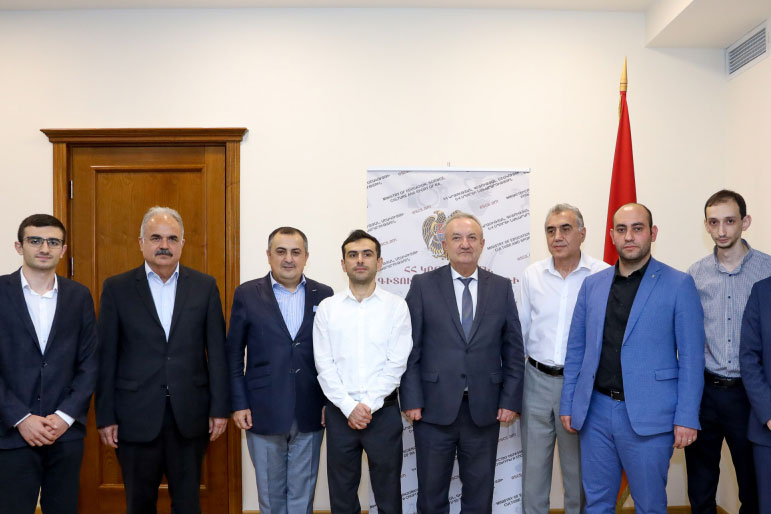 Министр ОНКС наградил членов мужской сборной по шахматам — серебряных призеров Chess Olympiad 2022