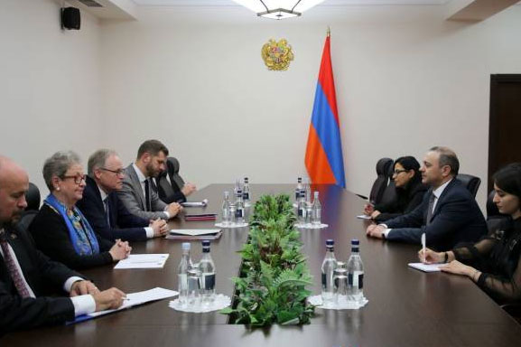 Секретарь Совета безопасности Армении принял управляющего директора Европейской службы внешних связей