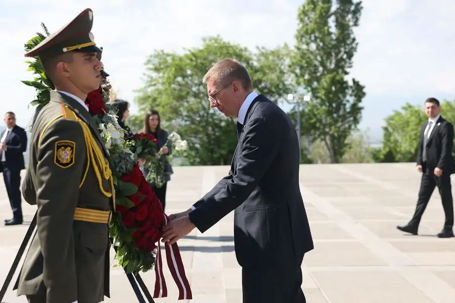 Президент Латвии посетил Мемориальный комплекс Цицернакаберд