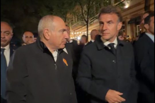 Никол Пашинян и Эммануэль Макрон прогулялись по центру Еревана