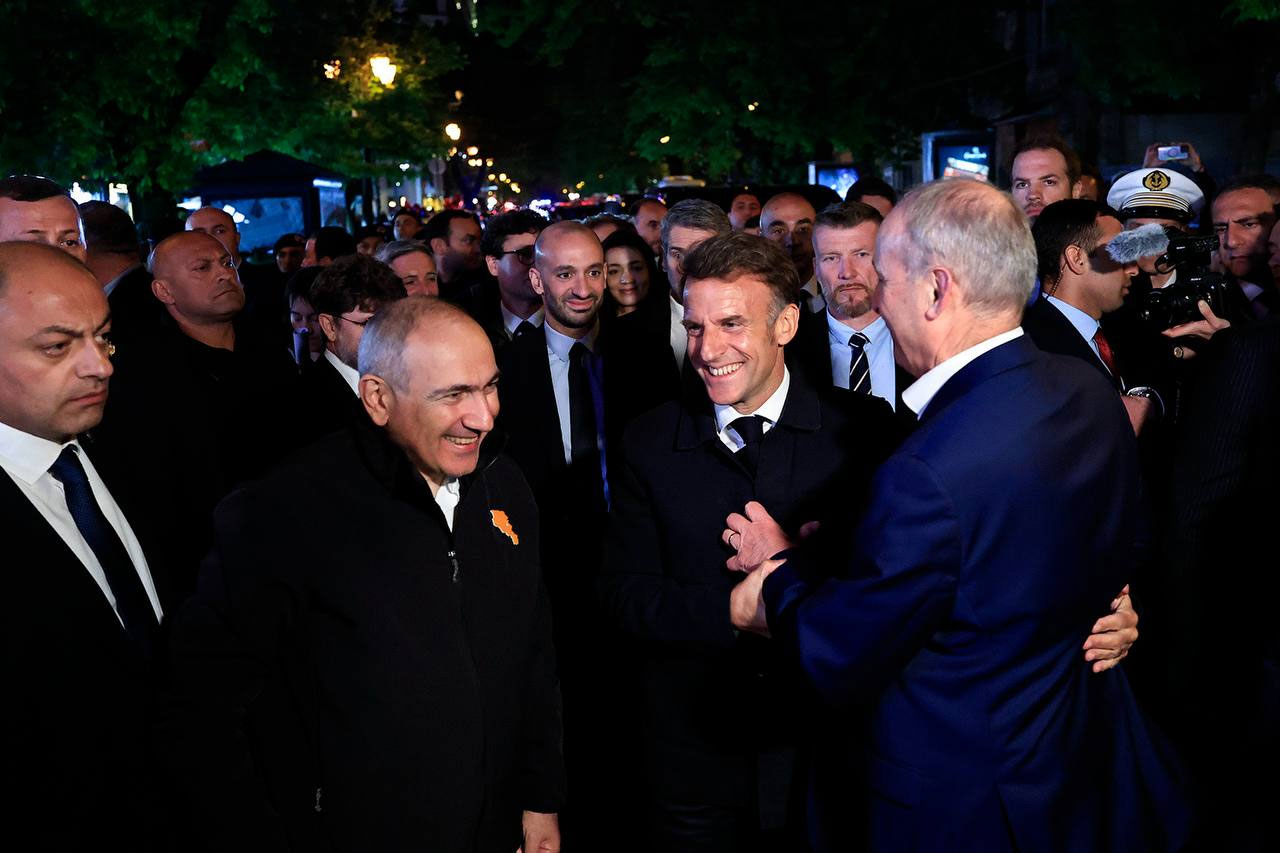 Спасибо за такой теплый прием: Макрон поделился своими впечатлениями от прогулки по Еревану