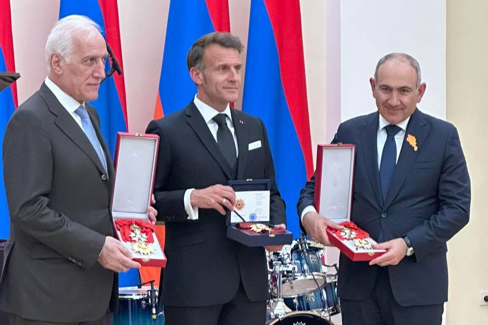 Президент Ваагн Хачатурян и премьер-министр Никол Пашинян награждены Большим крестом ордена Почетного легиона